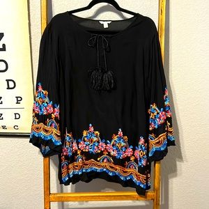 Beautiful tunic that can be worn with leggings or jeans. Has a nice flo🦋